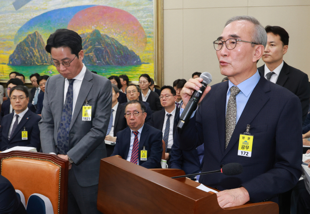 김영섭 KT 대표이사가 지난 14일 서울 영등포구 여의도 국회에서 열린 공정거래위원회, 개인정보보호위원회 등에 대한 정무위원회 국정감사에 증인으로 출석, 의원 질의에 답하고 있다. 왼쪽은 조좌진 롯데카드 대표이사. 연합뉴스