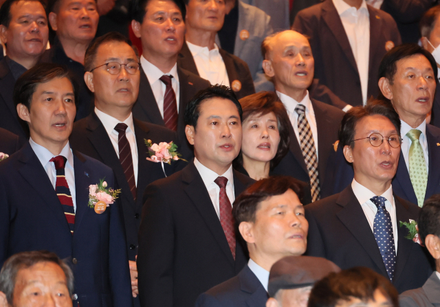 김민석 국무총리가 16일 경남 창원시 3·15아트센터에서 열린 제46주년 부마민주항쟁 국가기념식에서 조국혁신당 조국 비대위원장, 국민의힘 장동혁 대표 등 참석자들과 애국가를 제창하고 있다. 연합뉴스