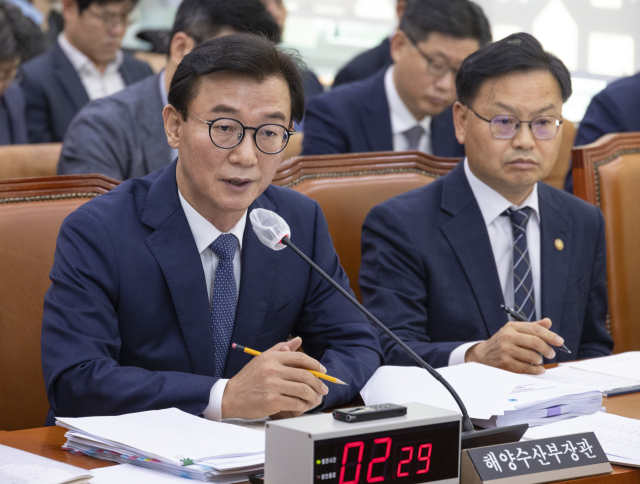 전재수 해양수산부 장관이 15일 서울 여의도 국회 농림축산식품해양수산위원회에서 열린 2025년도 해양수산부 등에 대한 국정감사에서 의원 질의에 답하고 있다. 연합뉴스