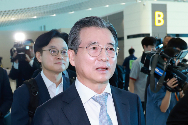 한미 관세 협상 후속 논의와 관련, 김용범 대통령실 정책실장(오른쪽)과 김정관 산업통상부 장관이 16일 인천국제공항 제2여객터미널을 통해 미국 워싱턴DC로 출국하고 있다. 연합뉴스