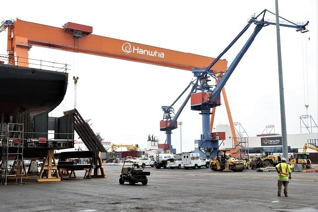 중국은 지난 14일 한화쉬핑(한화해운), 한화필리조선소, 한화쉬핑홀딩스, 한화오션USA인터내셔널, HS USA홀딩스 등 한화오션의 미국 내 자회사 5곳을 겨냥한 제재를 발표했다. 미국 펜실베이니아주 필라델피아 한화필리조선소에서 한화필리십야드 골리앗크레인이 블록을 인양하는 모습. 연합뉴스