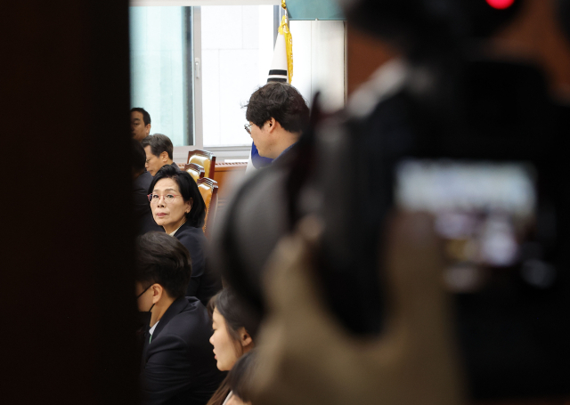 16일 서울 여의도 국회 과학기술정보방송통신위원회에서 열린 2025년도 국정감사에서 최민희 위원장이 취재진 퇴장을 선언한 뒤 회의가 비공개로 진행되고 있다. 연합뉴스