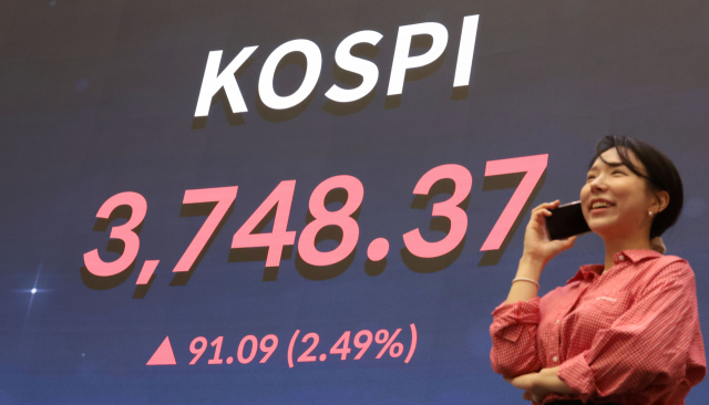16일 서울 여의도 한국거래소 현황판에 코스피 지수가 표시돼 있다. 이날 코스피는 전 거래일 대비 91.09포인트 오른 3,748.37에 장을 마감했다. 연합뉴스