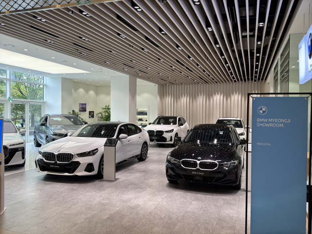 부산 강서구 스타필드 명지에 입점한 동성모터스 BMW 전시장. 아래 작은 사진은 왼쪽부터 신세계백화점 센텀시티몰의 아우디·폴스타 매장, 롯데백화점 부산본점에서 열리고 있는 한성모터스의 벤츠 팝업스토어. 동성모터스·신세계 센텀·롯데백화점 제공