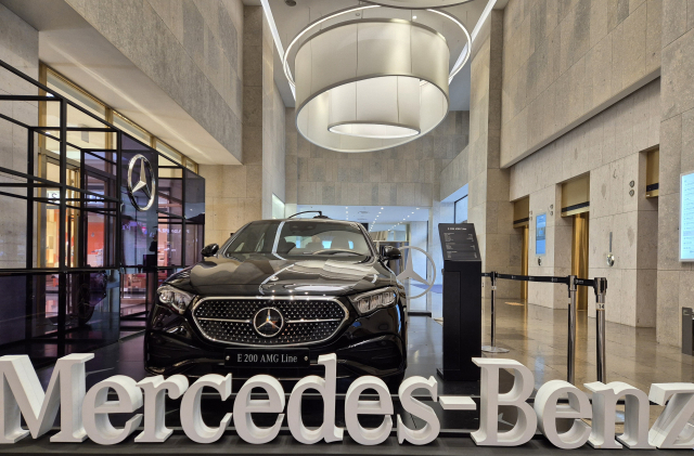 롯데백화점 부산본점에서 열리고 있는 한성모터스의 벤츠 팝업스토어. 롯데백화점 제공