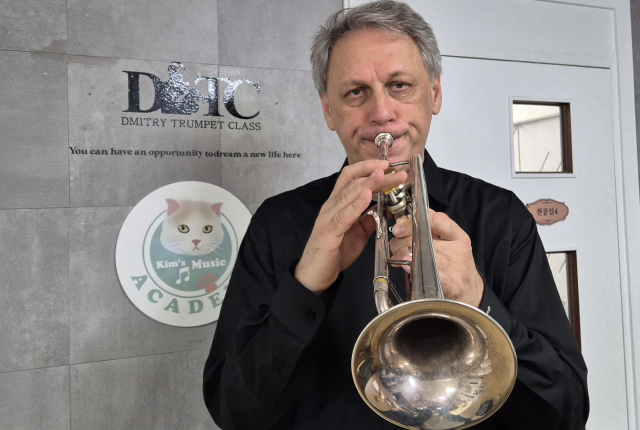 드미트리가 지난 16일 부산 남구 문현동에 있는 자신의 스튜디오에서 트럼펫을 들고 포즈를 취했다. 박석호 기자