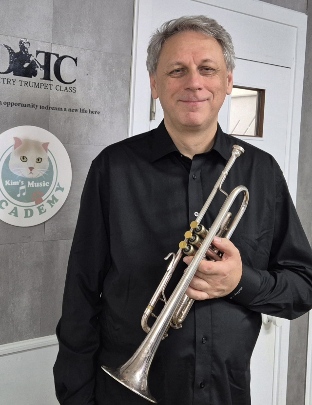 드미트리 로카렌코프가 지난 16일 부산 남구 문현동에 있는 자신의 스튜디오에서 트럼펫을 들고 웃고 있다. 박석호 기자