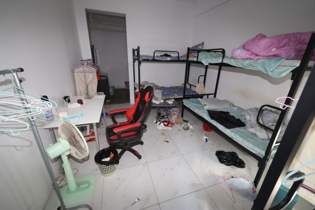 16일(현지시간) 캄보디아 프놈펜 인근 범죄단지인 태자단지 내부에 생활흔적이 남아있다. 연합뉴스