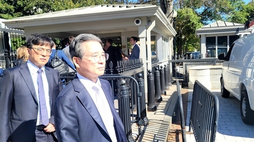 김용범 대통령실 정책실장이 16일(현지시간) 한미무역협상의 일환으로 백악관 예산관리국(OMB)을 방문했다. 김 실장은 김정관 산업통상자원부 장관, 여한구 통상교섭본부장 등과 함께, 한미 무역합의의 일환으로 추진중인 한미 조선협력 '마스가(MASGA·미국 조선업을 다시 위대하게) 프로젝트'에 대해 백악관 당국자들과 논의한 것으로 알려졌다. 김 실장이 협의를 마친 뒤 백악관을 나서고 있다. 연합뉴스