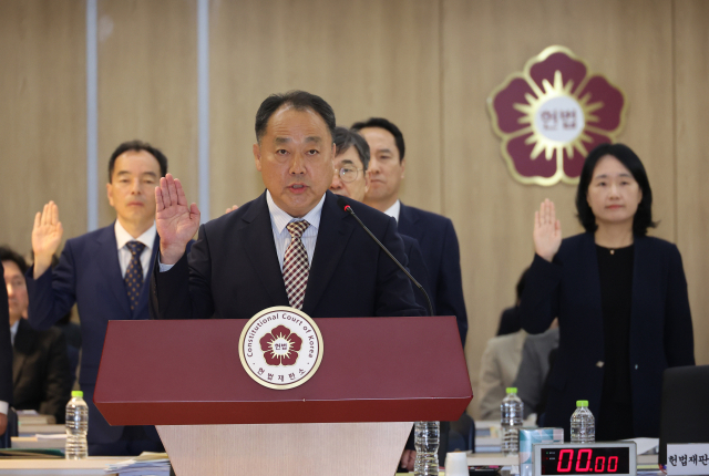 손인혁 헌법재판소 사무처장이 17일 서울 종로구 헌법재판소에서 열린 헌법재판소 등에 대한 법제사법위원회 국정감사에서 선서하고 있다. 연합뉴스