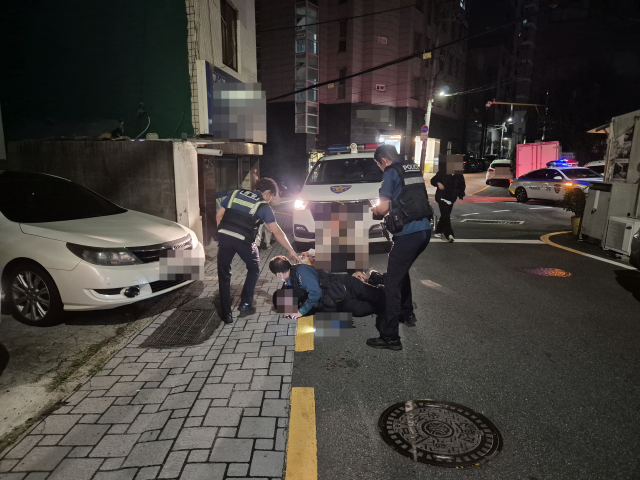 부산 남부경서찰서는 16일 도로에 주차된 차량 문을 열고 들어가 현금 등을 훔친 혐의(차량절도 등)로 30대 남성 A 씨를 검거했다고 17일 밝혔다. 부산 남부경찰서 제공.