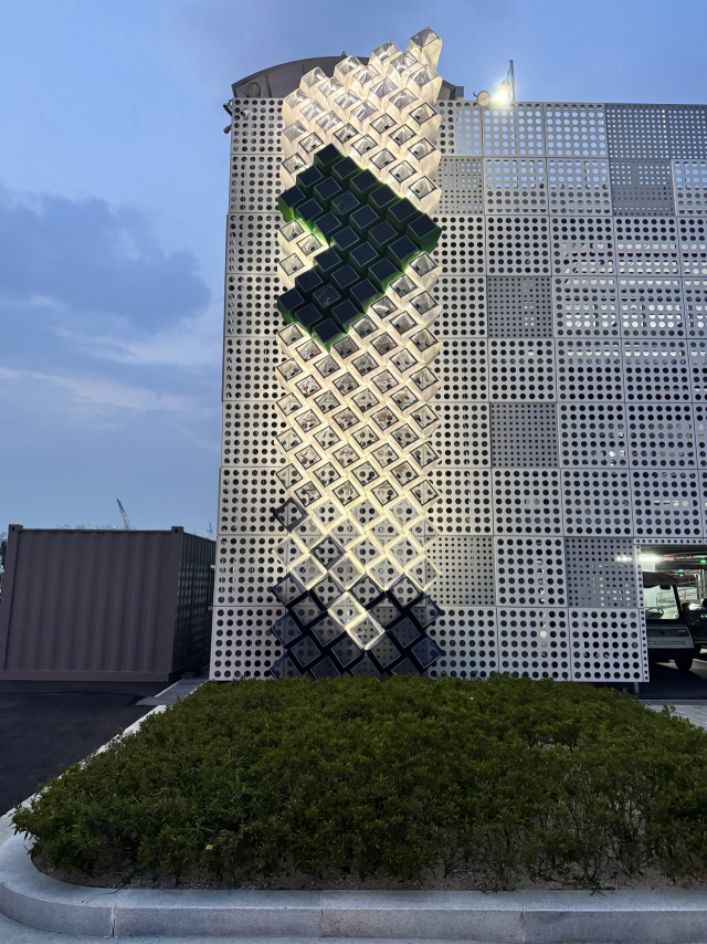 HD현대건설기계 울산공장 외벽에 실증 설치된 3D 프린팅 융합 태양광 모듈 모습. 동서발전 제공