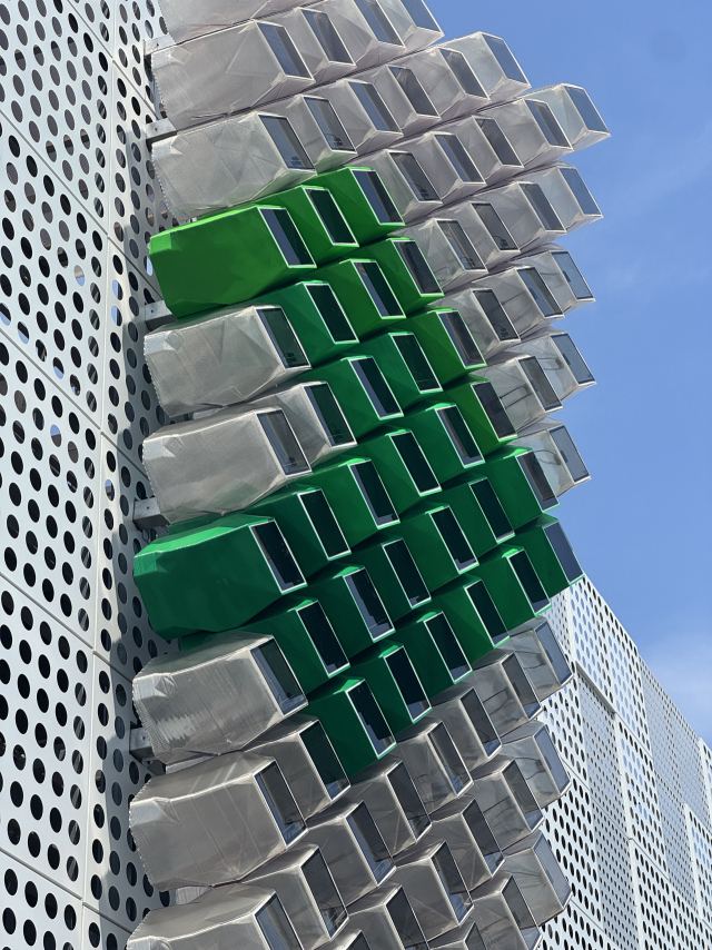 HD현대건설기계 울산공장 외벽에 실증 설치된 3D 프린팅 융합 태양광 모듈 모습. 동서발전 제공