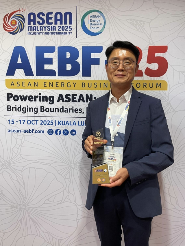 김호희 인니 칼셀 발전소 기술이사가 '2025 아세안 에너지상' 시상식에서 ''청정기술 활용발전' 부문 1위 수상 후 기념사진을 찍고 있다. 동서발전 제공