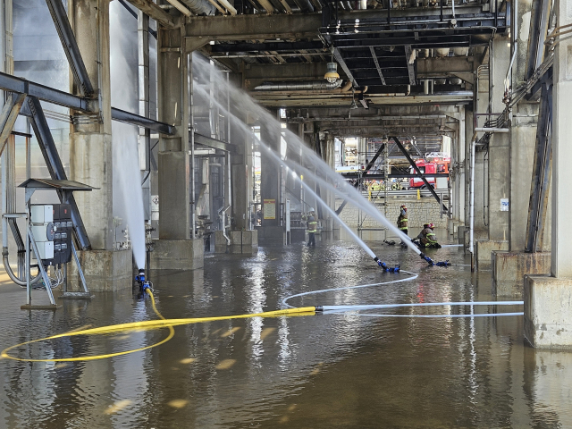 소방관들이 17일 폭발 사고가 발생한 SK에너지 수소 공정에서 화재를 진압하고 있다. 울산소방본부 제공
