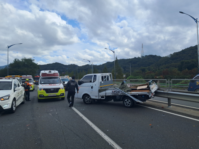울산 울주군 언양읍 구수리 울밀로에서 트럭과 승용차 등 차량 9대가 추돌하는 사고가 발생했다. 울산소방본부 제공