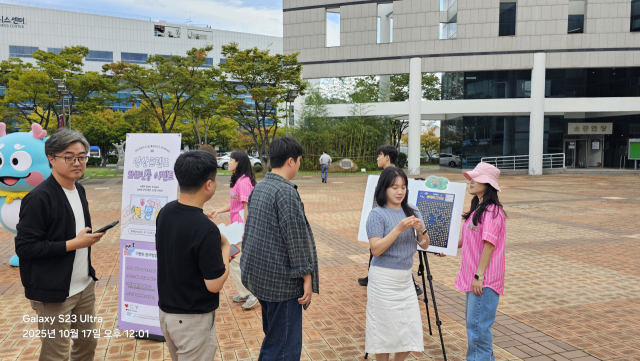 경남 양산시가 17일 양산문화예술회관 광장에서 ‘2026년 양산 방문의 해’ 홍보와 함께 관광캐릭터인 ‘양산프렌즈 홍보대사DAY’를 운영했다. 양산시는 양산프렌즈 홍보대사DAY를 찾은 공무원 등에게 뽑기를 통해 한정판 양산프렌즈 굿즈를 선물했다. 김태권 기자