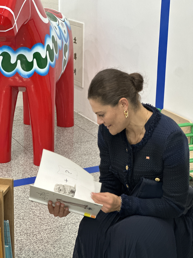 ‘아스트리드 린드그렌 추모상(ALMA) 전시: 책과 그림이 앉은 자리’ 현장에서 동화책을 보고 있는 스웨덴 빅토리아(Victoria) 왕세녀. 김은영 기자 key66@