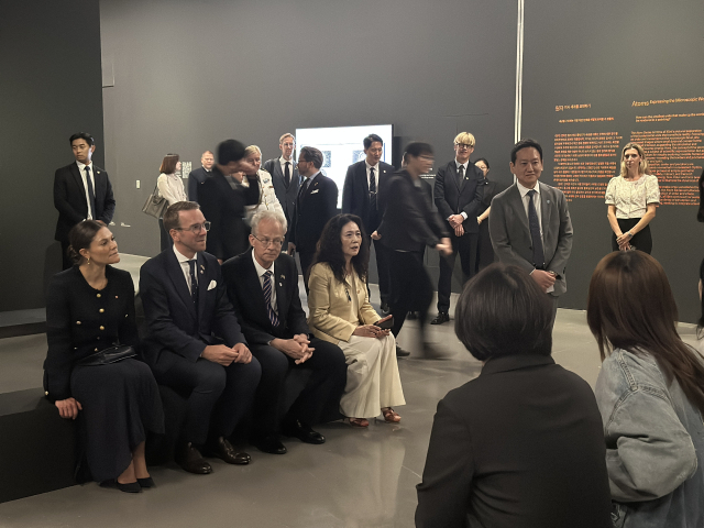 부산의 청년 작가, 기획자들과 대화하는 스웨덴 빅토리아(Victoria) 왕세녀 일행. 맨 왼쪽이 빅토리아 왕세녀. 김은영 기자 key66@