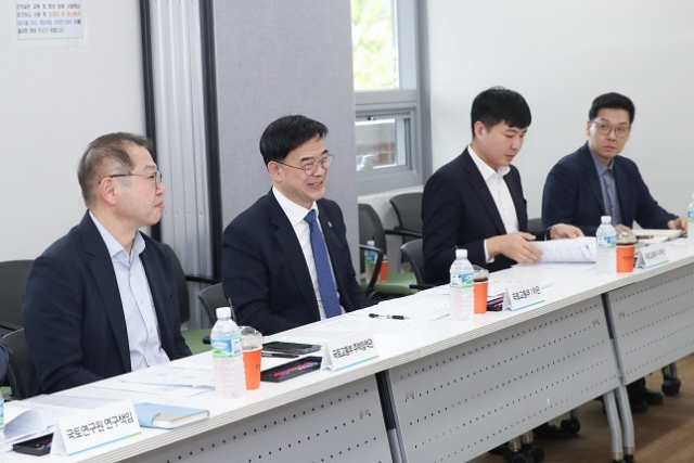 이상경 국토교통부 1차관은 10월 17일 서울 부산 경기도 등 주요 시도 지역주택조합 조합원들과 간담회를 갖고, 조합 사업 추진과정에서 겪은 피해사례와 제도개선에 대한 현장의 목소리를 들었다. 국토부 제공