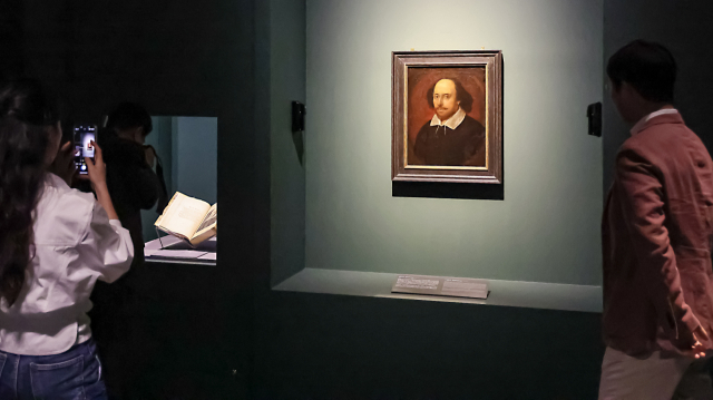 부산박물관에서 진행 중인 특별전 ‘거장의 비밀’을 찾은 관객들이 셰익스피어 초상화를 보고 있다. 김종진 기자 kjj1761@