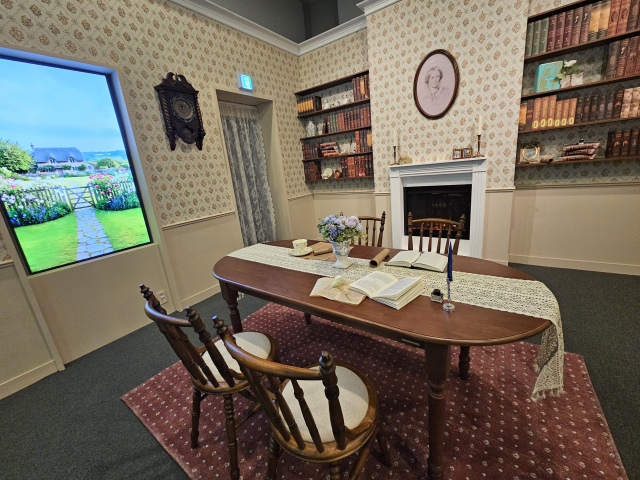 전시장 중간에는 브론테 자매의 거실을 재현한 세트가 있다. 김효정 기자