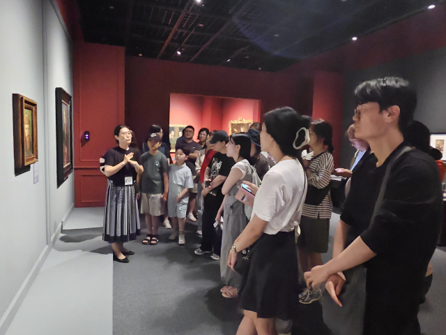 금,토,일요일 오후 2시에 도슨트 프로그램이 진행된다. 도슨트 설명을 듣고 있는 관객 모습. 김효정 기자
