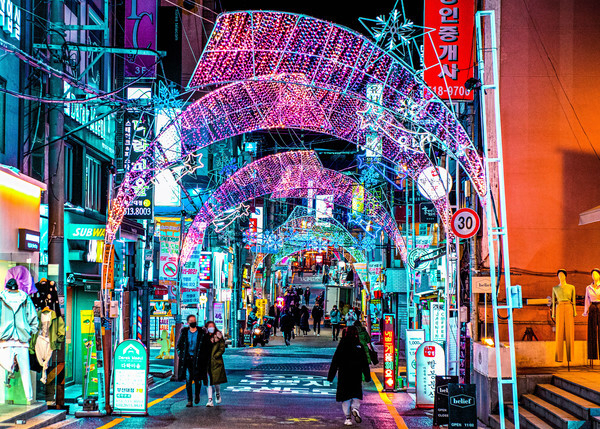 부산 금정구 부산대학로 상권 골목 일대에 빛거리가 조성돼 조명이 밝혀진 모습. 금정구청 제공