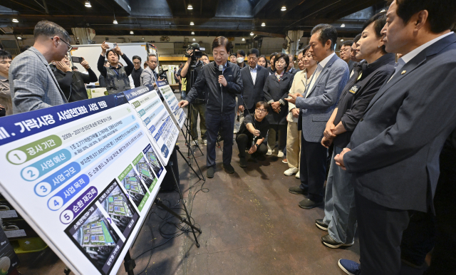 더불어민주당 정청래 대표가 추석을 앞두고 지난달 25일 물가점검을 위해 서울 송파구 가락동 농수산물도매시장을 방문해 문영표 서울시농수산식품공사(aT) 사장에게 가락시장에 대한 설명을 듣고 있다. 국회사진기자단 제공