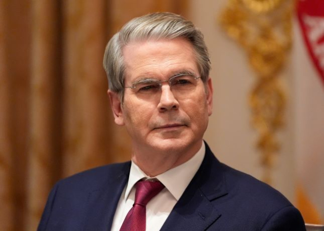 스콧 베선트 미국 재무장관이 트럼프 대통령과 젤렌스키 우크라이나 대통령간 오찬을 하기 전에 두 사람의 대화를 듣고 있다. 연합뉴스