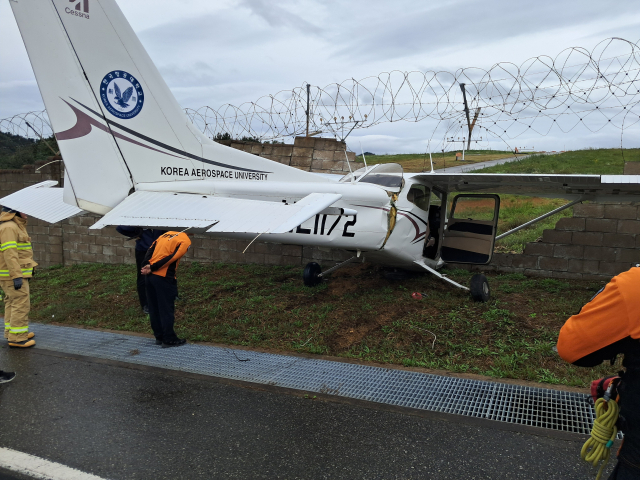18일 오전 경북 울진군 기성면 울진공항 출장소 인근에서 경비행기가 불시착했다. 소방당국 등에 따르면 사고비행기는 착륙 도중 울진공항 담벼락에 기체 앞부분이 충돌한 것으로 전해졌다. 이 사고로 비행기에 타고 있던 조종교관 1명과 조종훈련생 1명 등 총 2명이 경상을 입었다. 사진은 사고 현장 모습. 연합뉴스