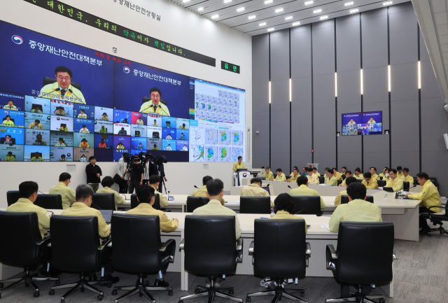 윤호중 행정안전부 장관이 16일 정부세종청사 중앙재난안전상황실에서 열린 국가정보자원관리원 행정정보시스템 화재 관련 중대본 12차 회의를 주재하고 있다. 연합뉴스