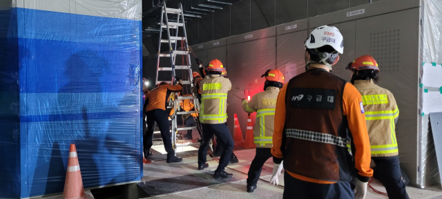 18일 오후 3시 25분께 부산 해운대구 재송동 ‘만덕~센텀 도시고속화도로’ 센텀IC진입로 400m 기점에서 작업자가 추락해 다쳤다. 해운대경찰서 제공