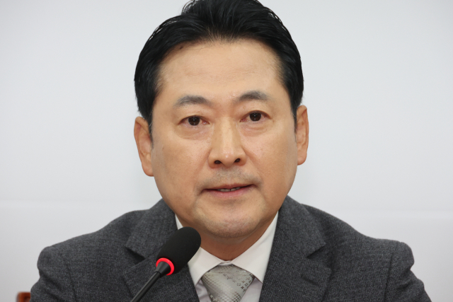 국민의힘 장동혁 대표가 10일 서울 여의도 국회에서 기자회견을 열고, 김건희 여사 관련 의혹을 수사 중인 민중기 특별검사팀에 조사받은 양평군 공무원이 자택에서 숨진 채 발견된 것과 관련해 특검 수사를 비판하고 있다. 연합뉴스