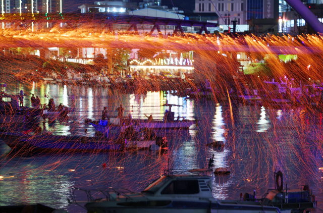 18일 오후 부산 사하구 장림항에서 열린 ‘장림항 부네치아 아트프리마켓’에서 행사의 하이라이트인 낙화놀이가 장림포구 수로를 화려하게 수놓고 있다. 정종회 기자 jjh@
