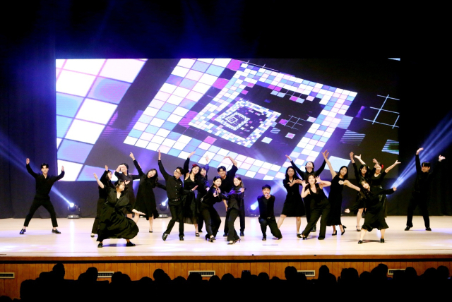 제63회 부산예술제 개막식이 오는 29일 오후 5시 부산시민회관 대극장에서 열린다. 이날 개막 축하공연을 선보일 부산예술회관 합창단. 부산예총 제공