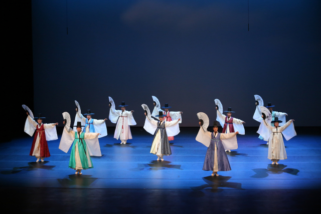 제63회 부산예술제 개막식이 오는 29일 오후 5시 부산시민회관 대극장에서 열린다. 이날 개막 축하공연을 펼치는 김진홍전통춤보전회 공연 모습. 부산예총 제공