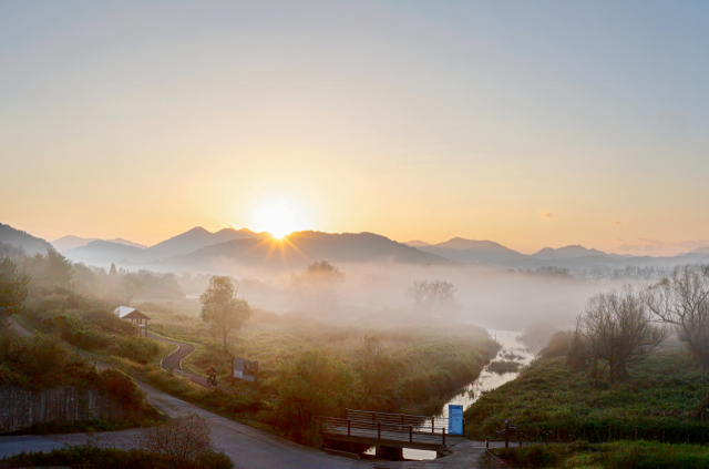전국 생태관광협의체가 지난 17~18일 경남 김해시 화포천습지 일대에서 ‘2025년 생태관광세미나와 생태마당 축제’를 진행했다. 이번 행사에는 생태관광지정지역 지역협의체 관계자 80여 명이 참여해 공동체 회복, 자연과의 공존이라는 공동 목표를 두고 소통하는 시간을 가졌다. 김해시 제공