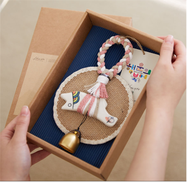 APEC 정상회담 내빈 선물로 선정된 김해 도예가 박현서 씨의 작품 ‘행운의 복어’. 김해시 제공