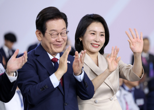 이재명 대통령이 지난 17일 부산아시아드주경기장에서 열린 전국체전 개막식에서 선수단을 환영하고 있다. 연합뉴스