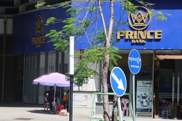 캄보디아에서 한국인 납치·감금 등 조직범죄피해가 잇따라 발생하면서 정부가 이르면 이달 중 범죄조직을 대상으로 금융 제재에 착수할 전망이다. 19일 금융당국에 따르면 금융위원회 산하 금융정보분석원은 캄보디아 범죄 관련자를 금융거래 제한 대상자로 지정하는 방안을 검토 중이다. 유력 제재 대상으로 캄보디아 프놈펜의 '프린스 그룹'과 금융서비스 기업 '후이원 그룹'(Huione Group) 등이 거론된다. 사진은 이날 캄보디아 프놈펜에 프린스그룹 본사 건물에 위치한 프린스은행. 연합뉴스