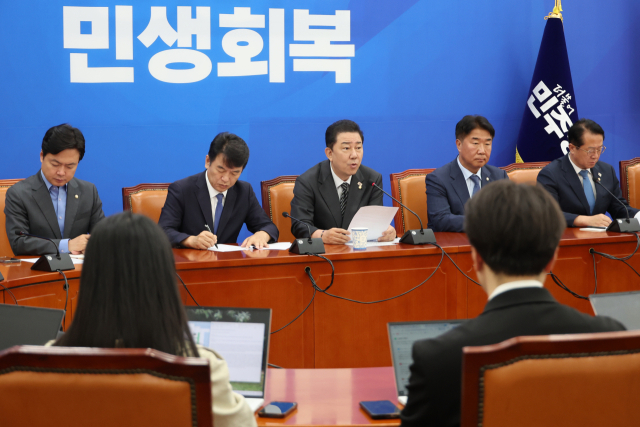 더불어민주당 김병기 원내대표가 19일 서울 여의도 국회에서 국정감사 등 현안 관련 기자간담회를 하고 있다. 연합뉴스