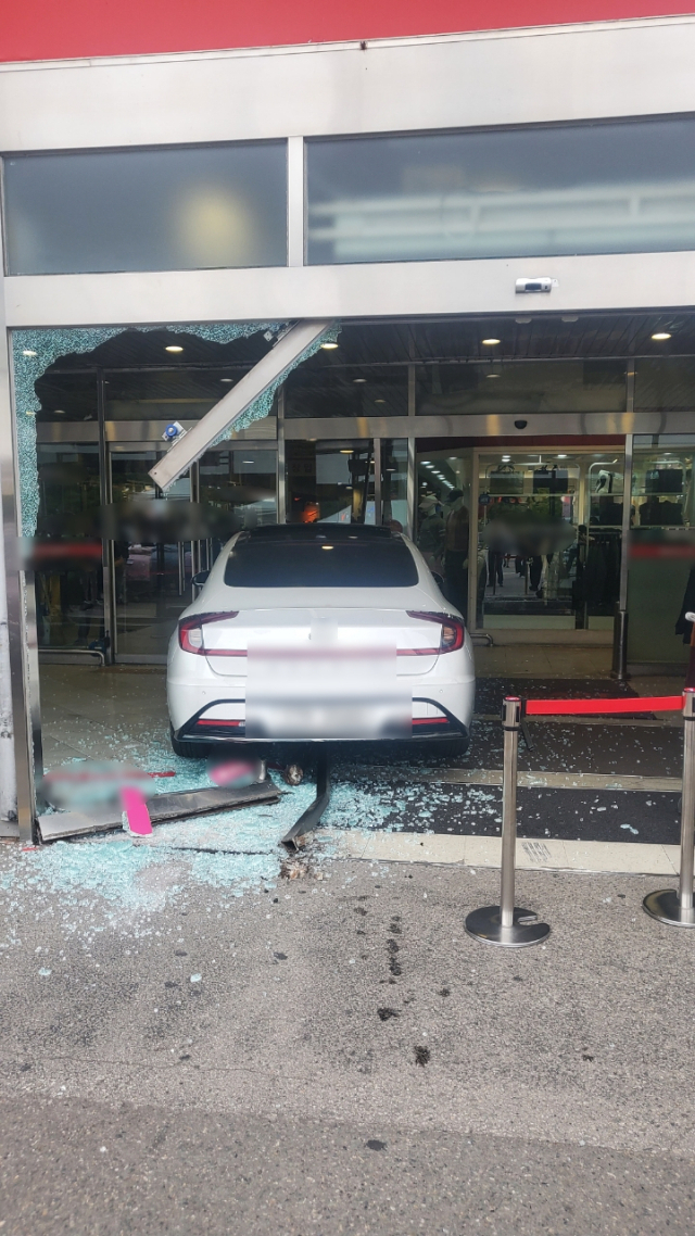 19일 오전 부산 동래구의 한 대형마트 출입문을 승용차가 들이받은 모습. 부산 동래경찰서 제공