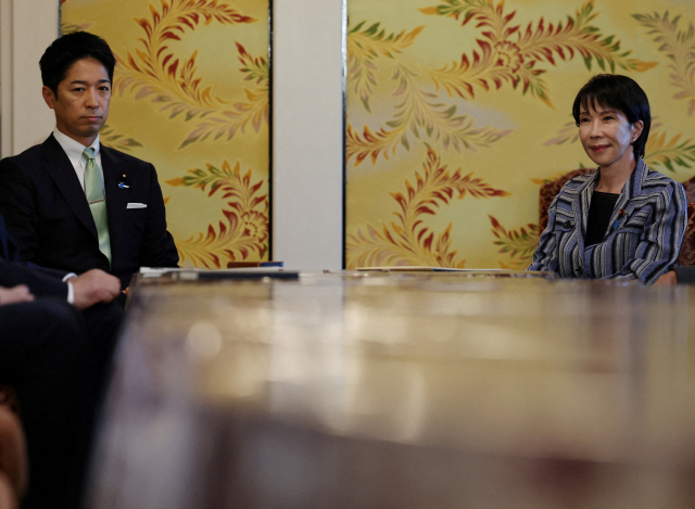 다카이치 사나에(오른쪽) 일본 자민당 총재가 지난 17일 일본 국회에서 후지타 후미타케 일본유신회 공동대표와 만나고 있다. 로이터연합뉴스
