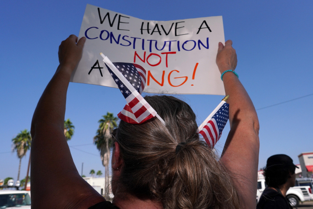 18일(현지 시간) 미국 텍사스주에서 열린 ’노 킹스’(No Kings·왕은 없다) 시위. AP연합뉴스