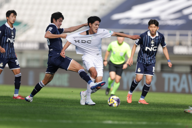 부산아이파크의 이동수(왼쪽 두 번째)가 19일 열린 서울E랜드전에서 몸싸움을 벌이고 있다. 한국프로축구연맹 제공