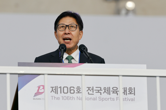 박형준 부산시장이 17일 부산 아시아드주경기장에서 열린 제106회 전국체육대회 개회식에서 환영사하고 있다. 연합뉴스