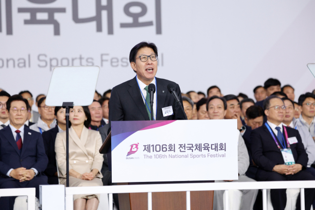 박형준 부산시장이 지난 17일 부산아시아드주경기장에서 전국체전 개막식 환영사를 하고 있다. 연합뉴스