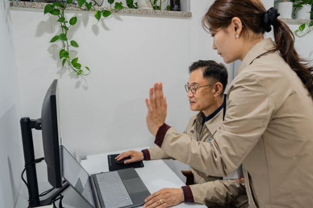 에스알은 17일 서울 강남구 본사사옥에 ‘AI 아카데미’를 공식 개소했다. 전 직원들이 일상 업무에 AI를 자연스럽게 체험할 수 있도록 구성한 상설 교육 공간이다. 이종국 에스알 대표이사가 직접 체험하고 있다. 에스알 제공