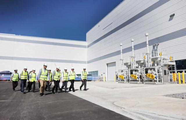 김정관 산업통상부 장관이 18일(현지시간) 미국 조지아주 서배너 LG에너지솔루션 배터리 공장 건설 현장을 방문해 공장 건설 진행 상황을 점검하고 있다. 산업통상부 제공